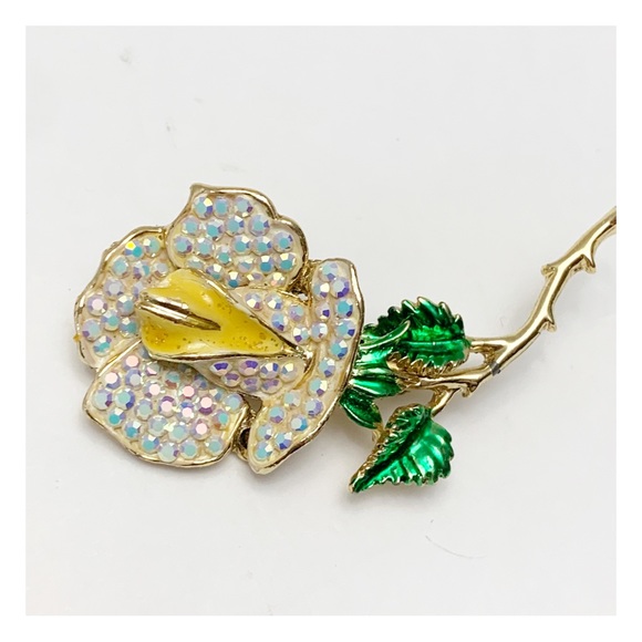 Vintage enamel rose brooch with aurora borealis rhinestone petals - Picture 10 of 11